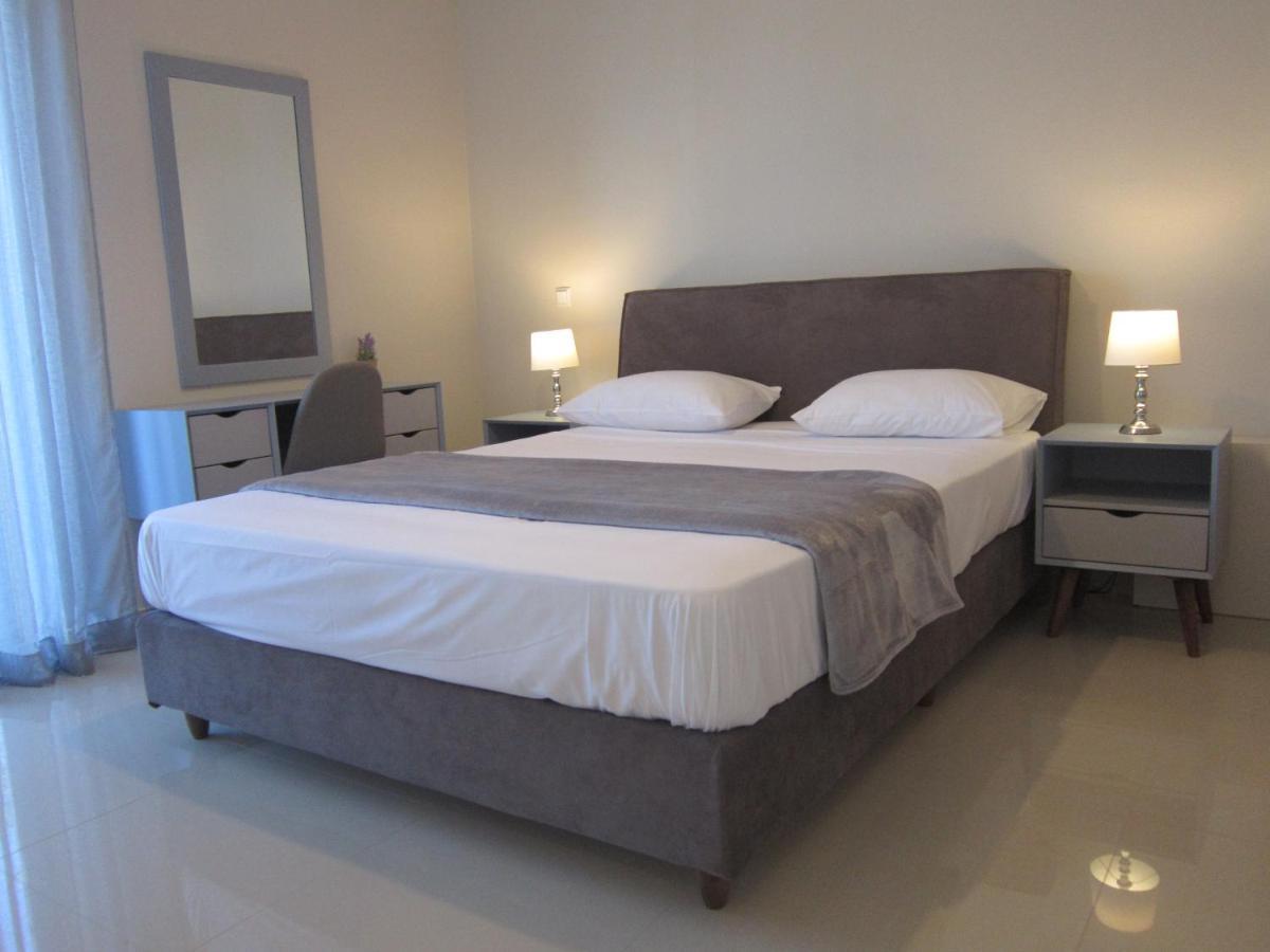 Blue Yard Apartments Kalamata Exterior photo